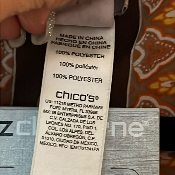 24-Chico’s Women's Multicolor Placement Print Bohemian Top w/Dangle Earrings - Picture 3 of 4